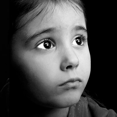 صورة طفلة حزينة أحلى صور أطفال بنات حزن مؤثرة 2017
